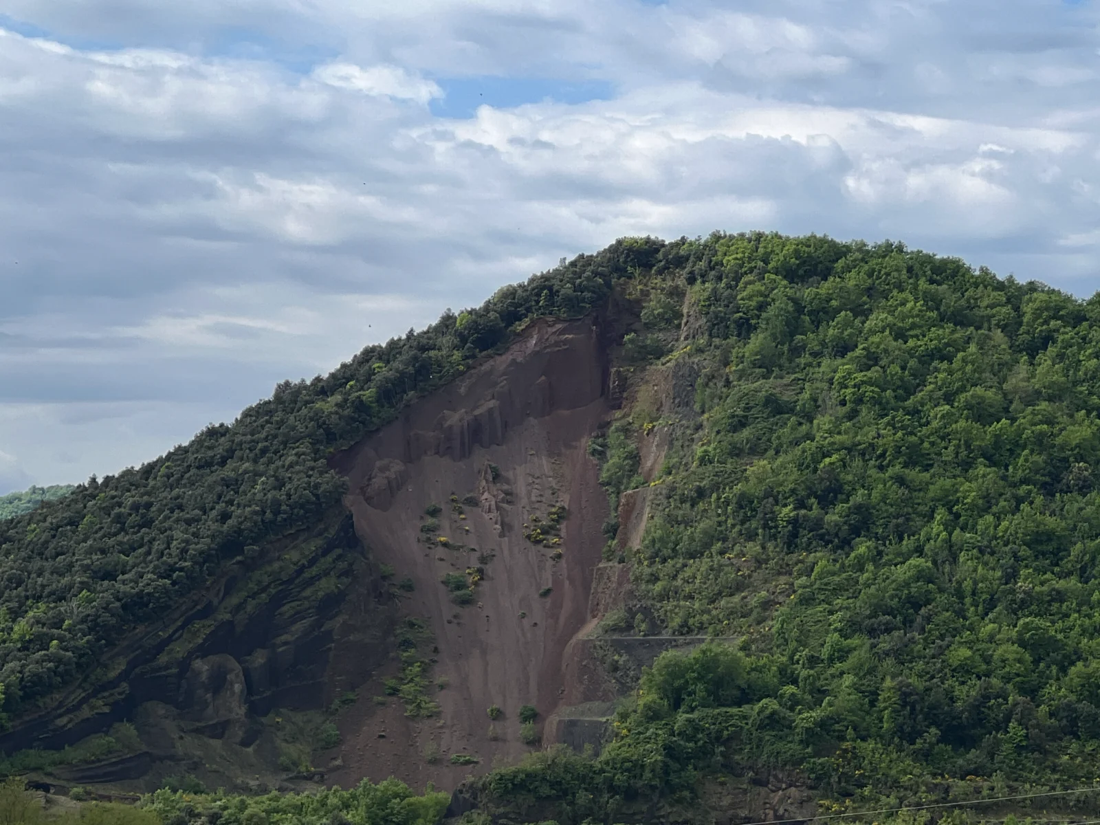 Els 40 volcans de la Garrotxa, de famosos a invisibles